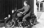 Sannolikt en Suecia 500cc SV. Det är en svenskbyggd maskin med en Schweizisk M.A.G motor med sidoventiler på 500kubik. De såldes till Försvaret mellan 1937 till 1940. Det levererades cirka 100maskiner, både med och utan sidovagn. Här med skidor. III. Kårdivisionen, A 6, beredskapstjänst i Värmland.