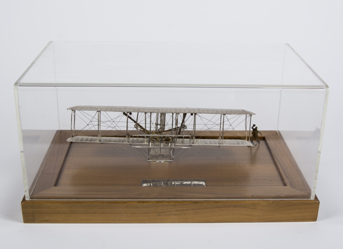 Flygplan i monter. The Wright brothers flyer. A limited edition in sterling silver.
