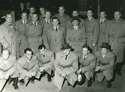 Grupporträtt av män i rockar. Troligtvis svenska herrlandsla