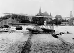 Uppställt flygplan Thulin G med flottörer på Galärvarvet, 1921.