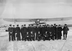 Grupporträtt av underofficerare vid F 2 Roslagens flygflottilj, 1929. Framför flygplan SK 6, vintertid.