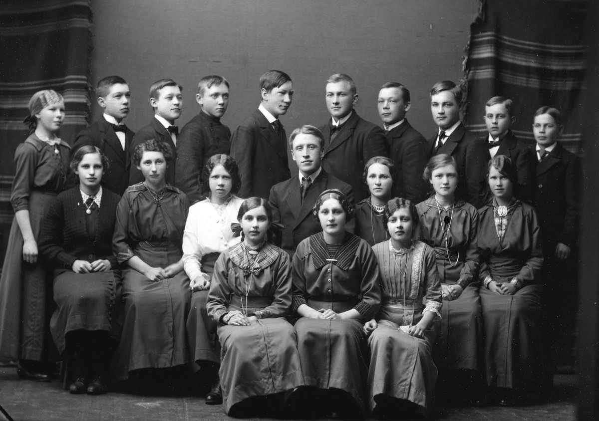 Ukjent gruppe, skoleklasse. Foran f. v. Dagny Stensbye, Gudrun Pedersen, Jenny Andersen. 2 rekke f. v, Konstanse Jakobsen, Julie ?, Helga Synstad, lærer Røe, Aagot Larsen, Lisbeth Kristiansen, Marie Hoberg. 3. rekke f. v. Gudrun Hansen, Harald Dørum, ukjent, Jorulf Haugli, Synstad, Ole K. Vetten, Ole Søbye, Otto Flagstad, Torgeir Pedersen, ukjent. 