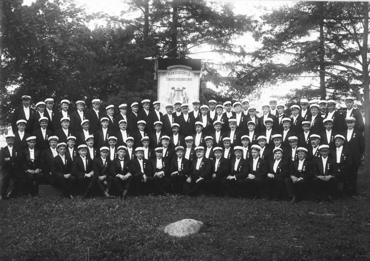 Mjøsengenes Sangerforbund, sangerstevne i Bergen. Gruppe sangere, fane. Mjøsegnenes Sangerforbunds kor. Landssangerstevne i Bergen 1926. 