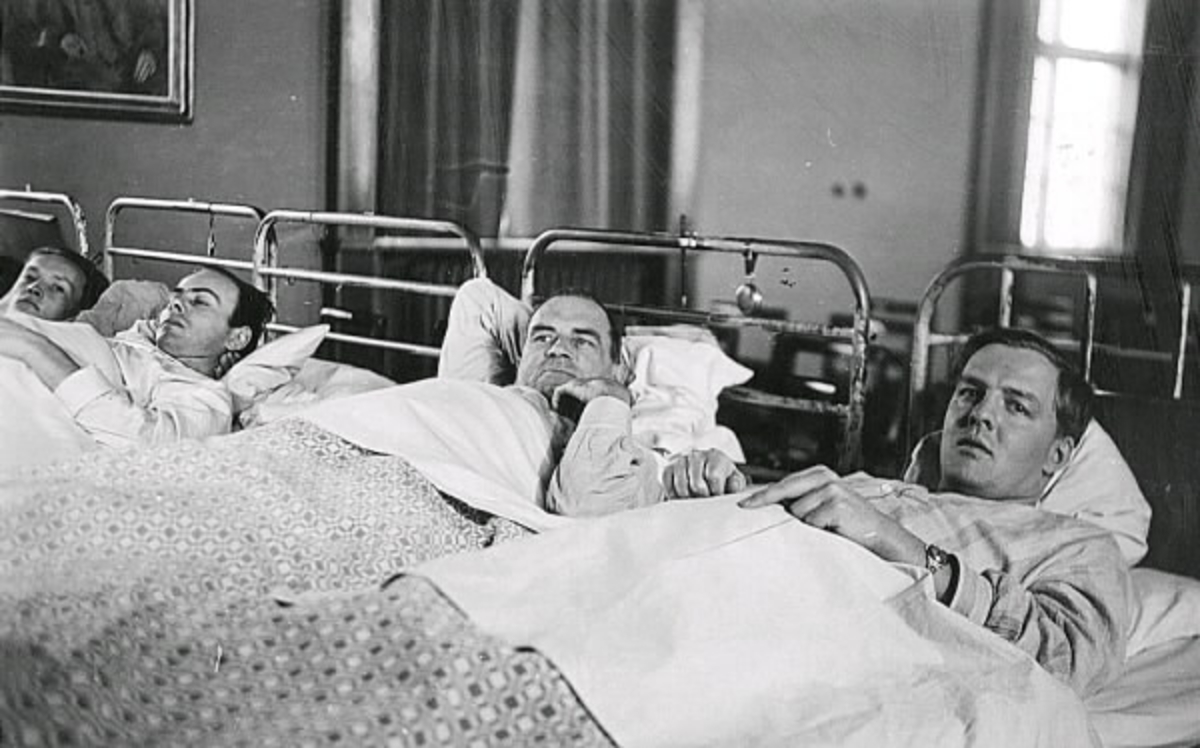 Manliga patienter i sina sjuksängar på Kustsanatoriet Apelviken. Bilderna var publicerade i Hallands Nyheter, 1944-03-24 i artikeln "Några glimtar ur livet på Kustsanatoriet Apelviken". Namn på personerna saknas.