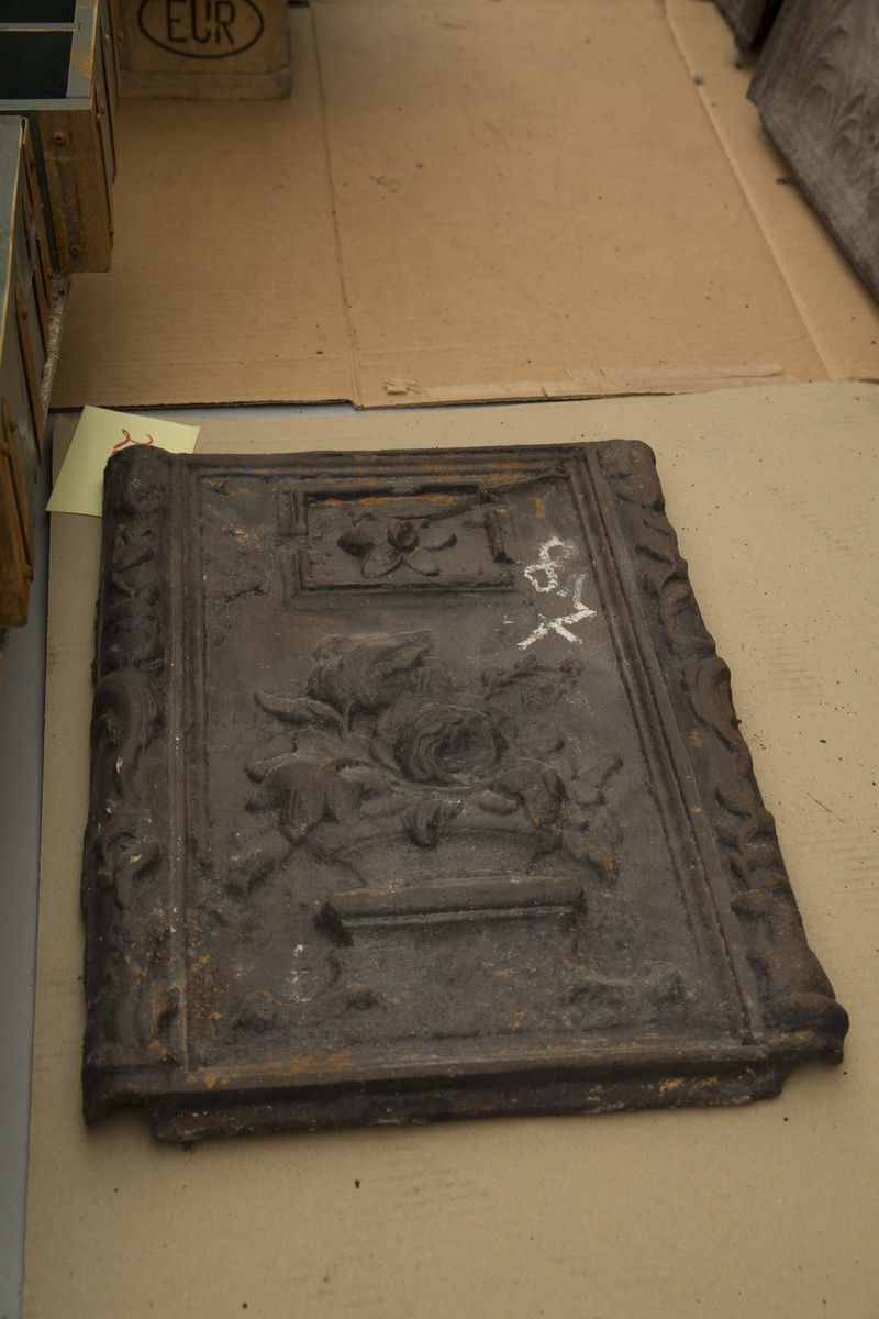 Plater til 2. etasje til ovn fra ca 1750 til 1770. Kan være skåret at Henrik Bech. Finner ikke maken beskrevet i litteraturen. Det nærmeste er foto på side 44 i bind 2 av "Norsk Jernskulptur" av Arne Nygård-Nilsen.
