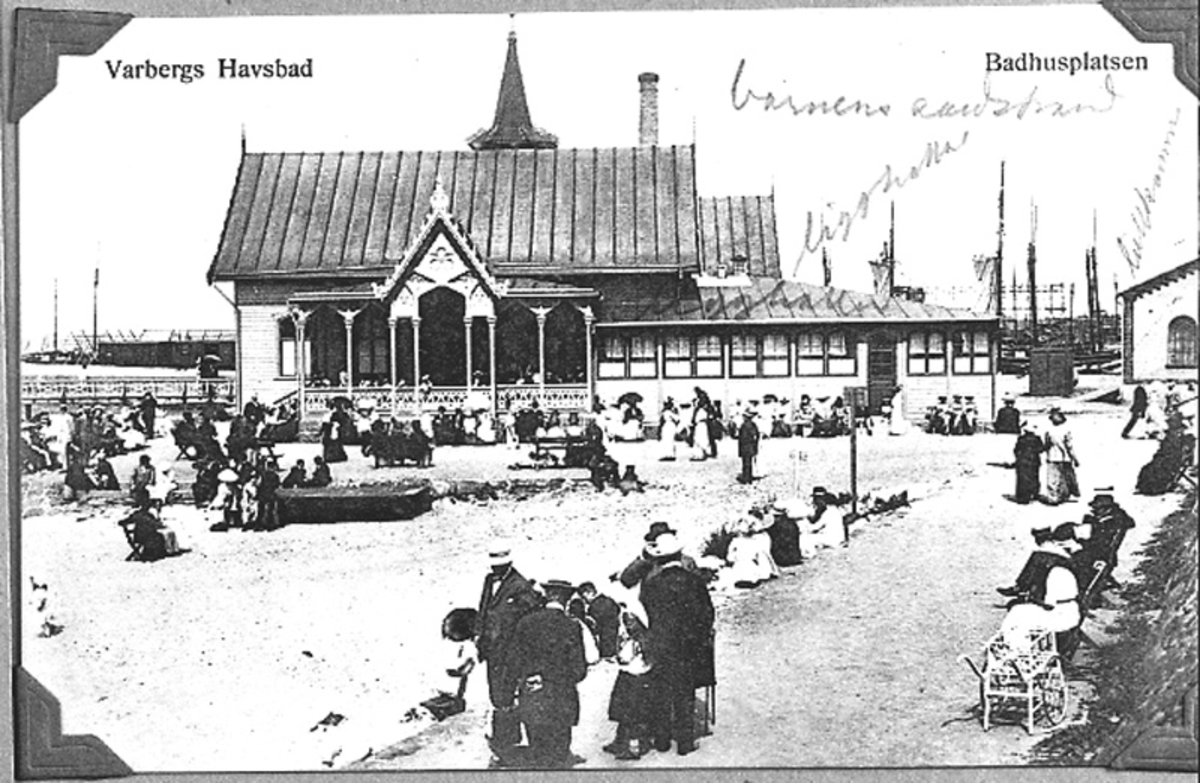Bild 1: Parti av torget med sparbankshuset och byggnader utmed Kungsgatan. Vykort. 
Bild 2: Barnens badstrand. Vykort