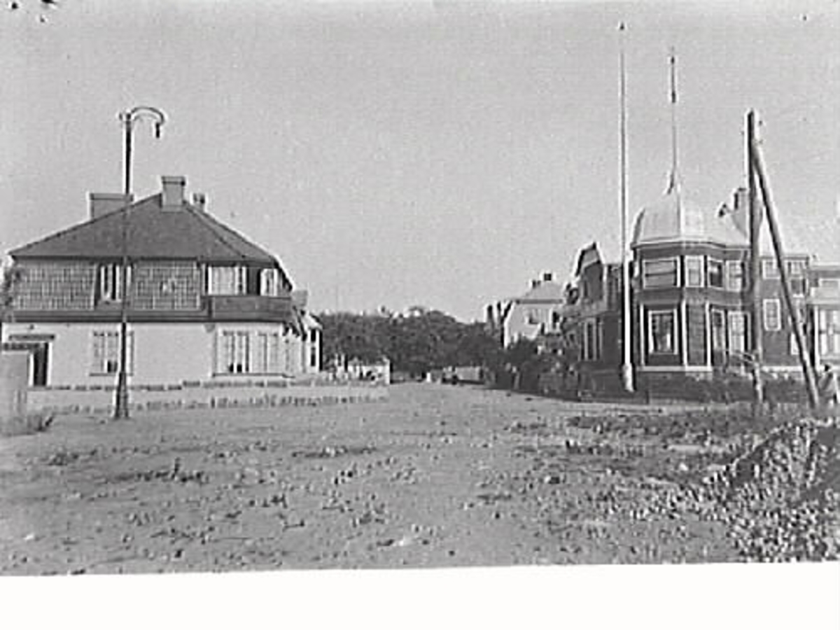 Hejllska villan, Bomlyckan 10 i Södra villastaden. Villan uppfördes år 1904 (då tomt nr 1) till stadsfiskal Nils Olof Samuelsson och ritades av byggnadsingenjör/arkitekt Gottfrid Ljunggren. Till vänster fastigheten Kronofogden 6, kallad Kindvallska villan. Mellan husen går Lasarettsgatan och Västra Vallgatan ser ut att vid denna tid sluta här med en gräsmatta där markrosorna blommat ut.
Bild E8084: interiör från Bomlyckan 10.
