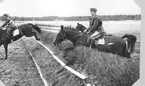 Ridkurs 12/10 1954-13/5 1955 Strömsholm.Från tävlingar maj 1955.Deltagare från Livregementets husarer, K3:Fänrik Westergren, överfurir Fridolfsson och sergeant Ewert Olausson.Förteckning över övriga deltagare finns i albumet.Chef för ridskolan:Överstelöjtnant Gustav Nyblaeus.Förteckning över övriga lärare finns i albumet.Albumet är en donation från Ewert Olausson.