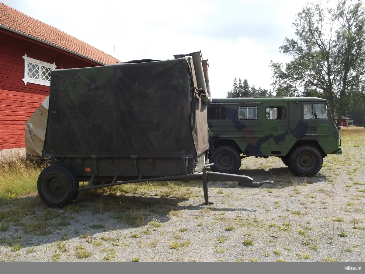 Kokkärra 111, har kokspis samt lågtryckspanna för tryck-kokning. Drogs oftast av en traktor. Ersatte kokkärra m/46 och användes under 1950-1990-tal. Används fortfarande av Hemvärnet.