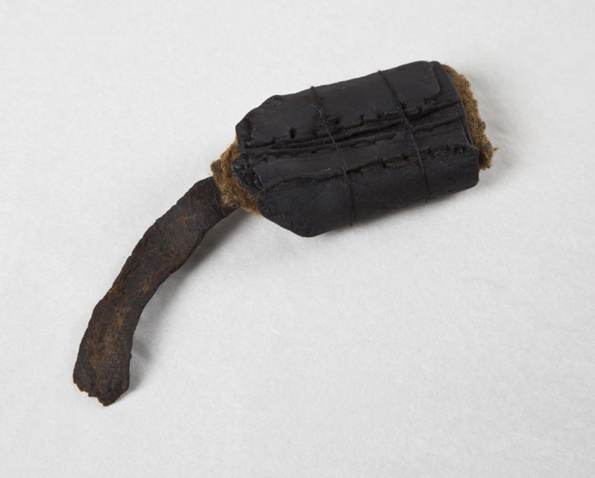 Dräkten består av kjortel, struthätta, mantel, hosor och fotlappar. Mannen bar skor av läder och runt kjorteln hade han ett läderbälte med knivslida och kniv. Man hittade också ytterligare ett bälte med knivslida och kniv samt ett litet läderfodral.

Det finns inget spänne till bältet bevarat och inte heller några knivblad. Allt järn har helt enkelt rostat bort. Den är daterad till 1300-talet, med hjälp av dräktstudier och tekniska prover som C-14, kol 14-metoden.

När Bockstensmannen hittades iklädd sin dräkt hade tråden, av lin, till stor del förmultnat till torv. Kläderna låg runt kroppen, men i bitar. Idag visas dräkten separat i en monter, liggande, för att kunna bevaras i framtiden.
