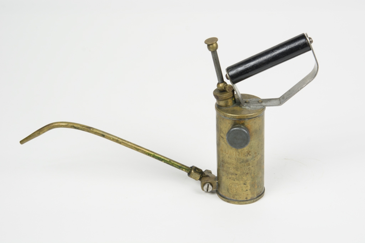 Oljekanna av mässing med smal pip och trähandtag.