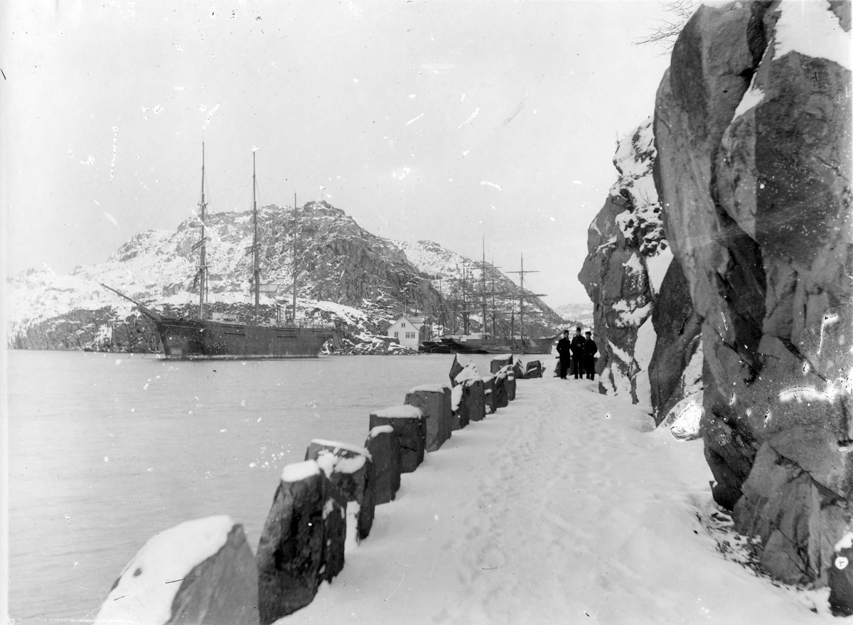 Skip i vinteropplag ved Lindøya. Varbergveien.