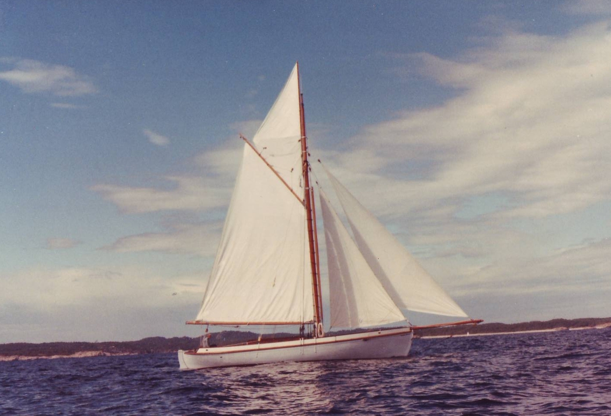 Gaffelrigget lystfartøy konstruert og bygget av Colin Archer 1889 i Larvik. Skrog av eik og furu. Motor: Yanmar diesel 70 HK 2000-modell.