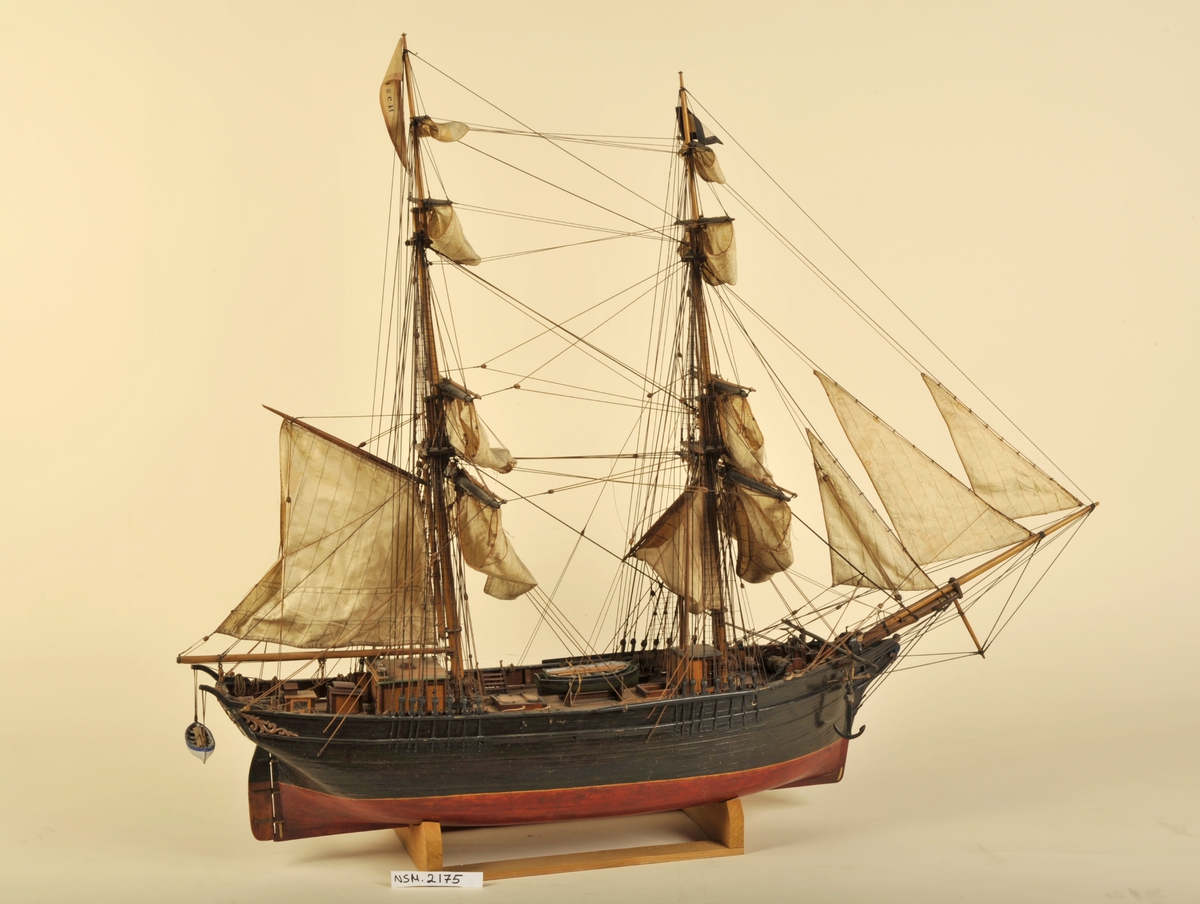Brigg,  halvmodell  ' ARA '. Hvit, gullstripe, brun, blå plate med gullramme.