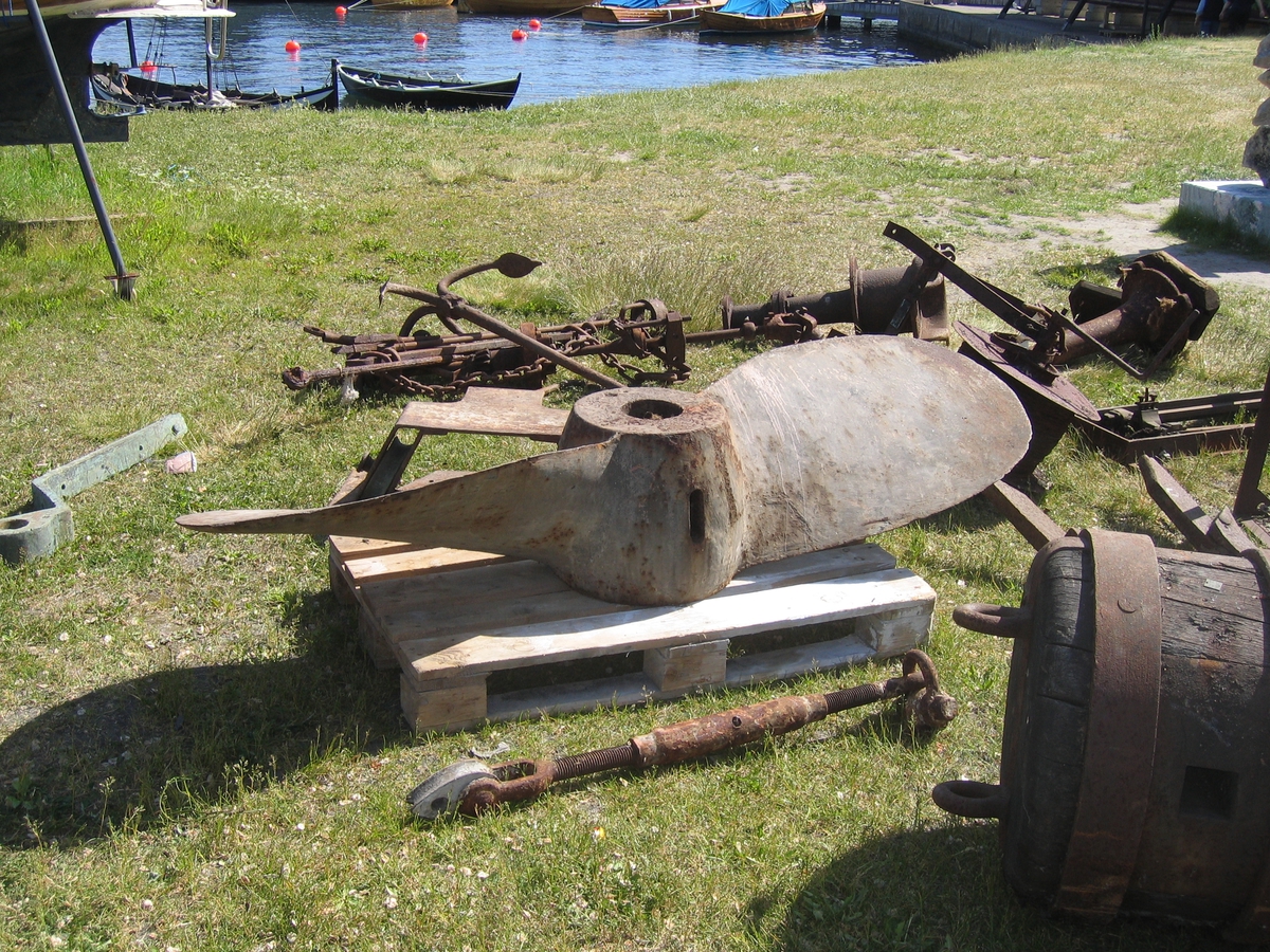 Propell i blymønje (rød) m. gråmaling oppå, noe rust (gråbrun).