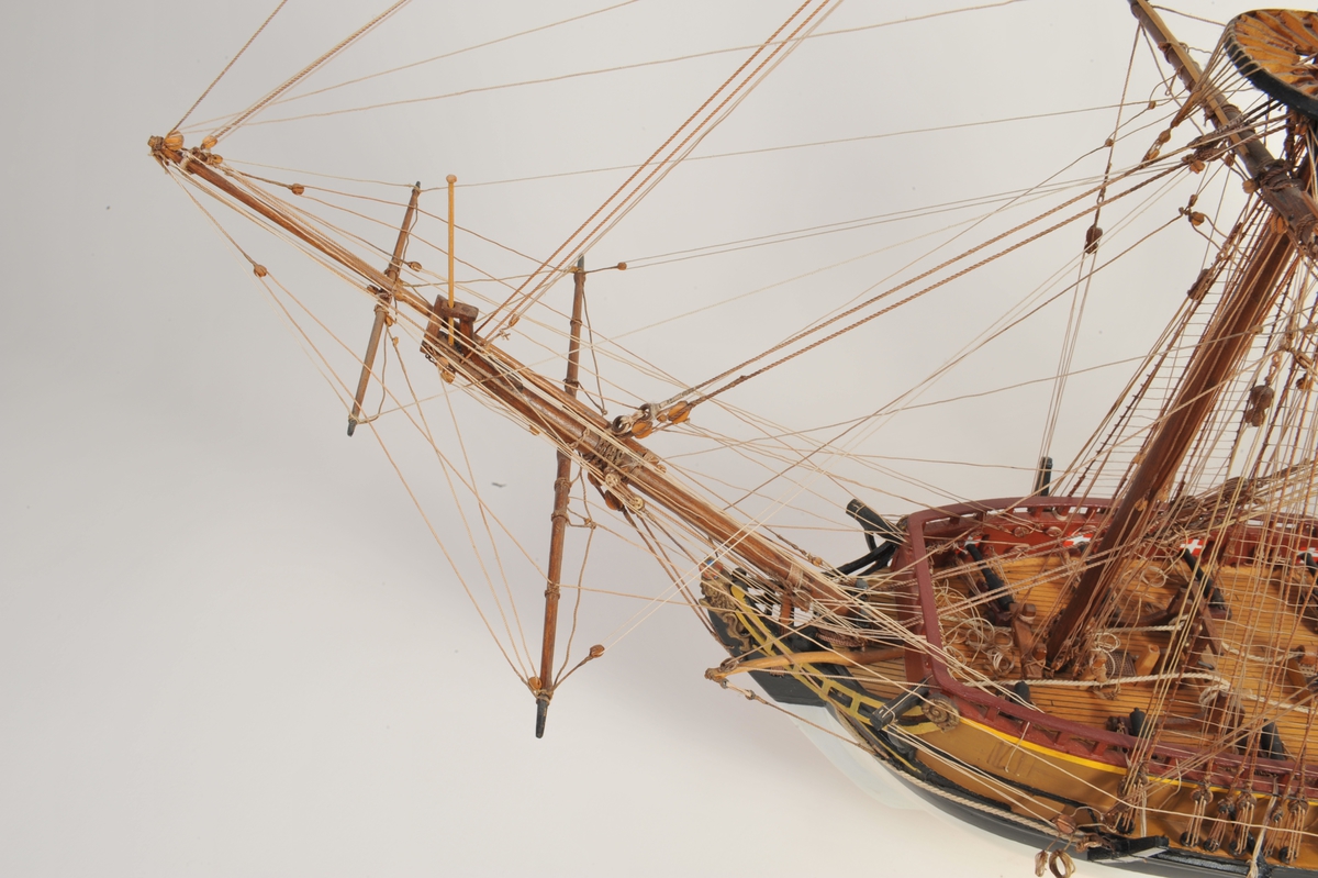 Helmodell av Peter Wessel Tordenskjolds 'Løwendals Galley'. 3 master, rigget  uten seil. Skroget: Skansen blå utenbords. Brun med sort belte ved vannlinjen. Hvit under vann.