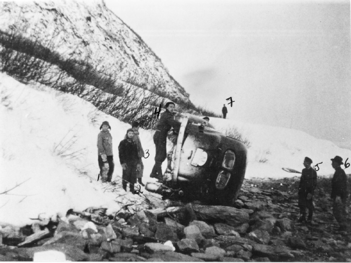 Et skred har blåst en bil av veien under Pollfjellet, Lyngen. Avbildet er Lars Kiil.