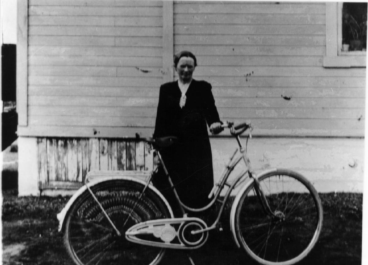 Agnes Johansen med sykkel. Oksvik, Lyngen, ca 1955.