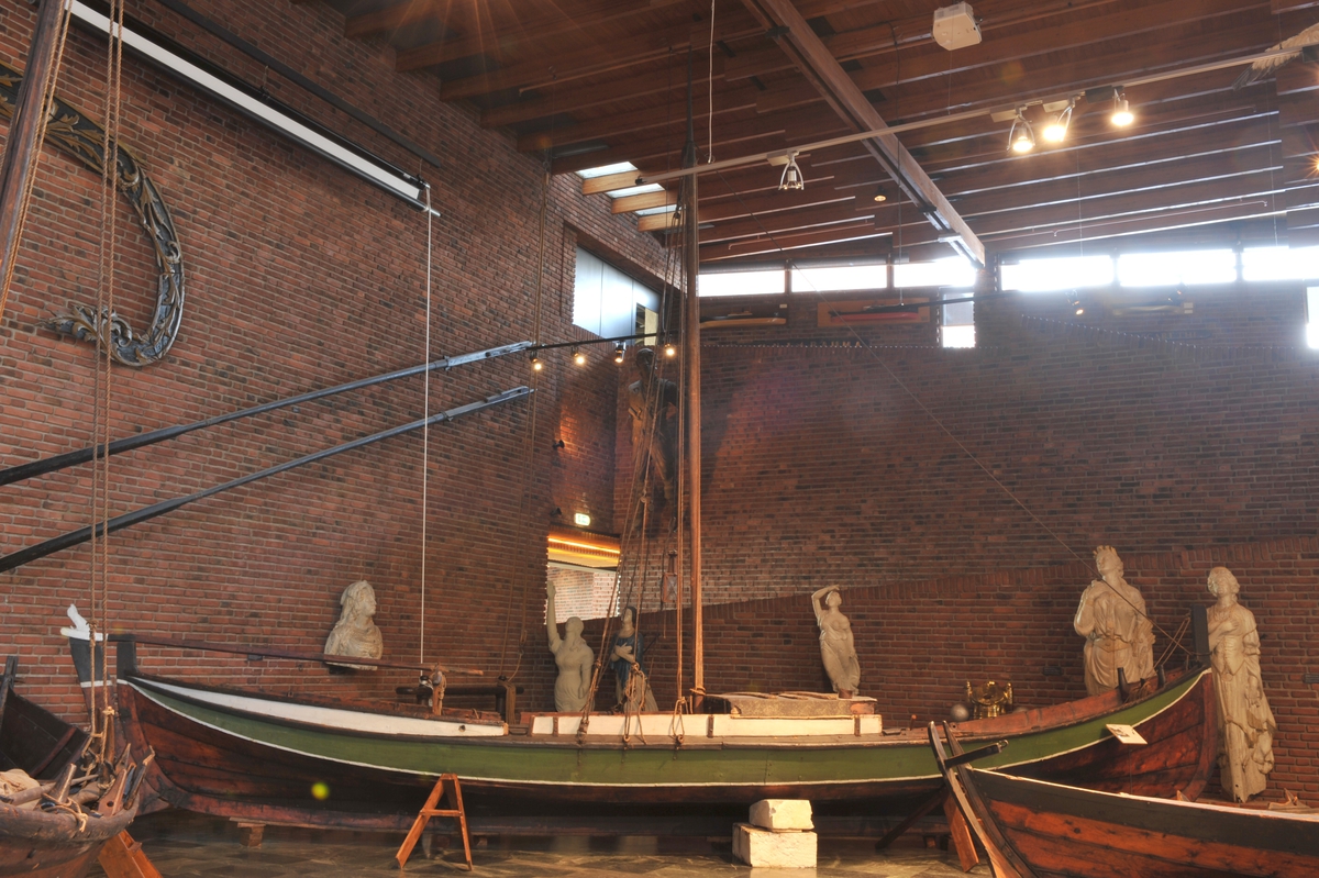 Firing fra Åfjord. Medfølger mast med råseil, kahytt på midten med jernovn, 4 årer mrk. 4235 A-C, ror m. styrvol mrk. 4235 G.