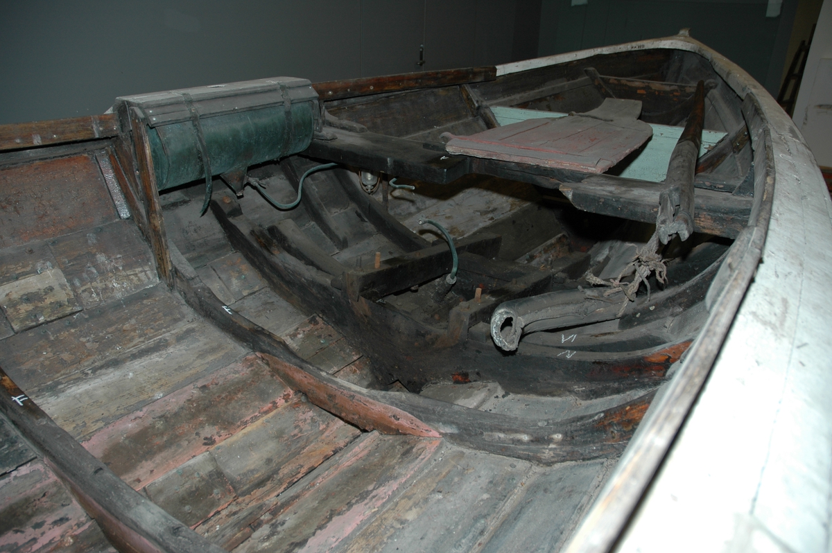 Holmsbusnekke , motor lagret NMM magasin.