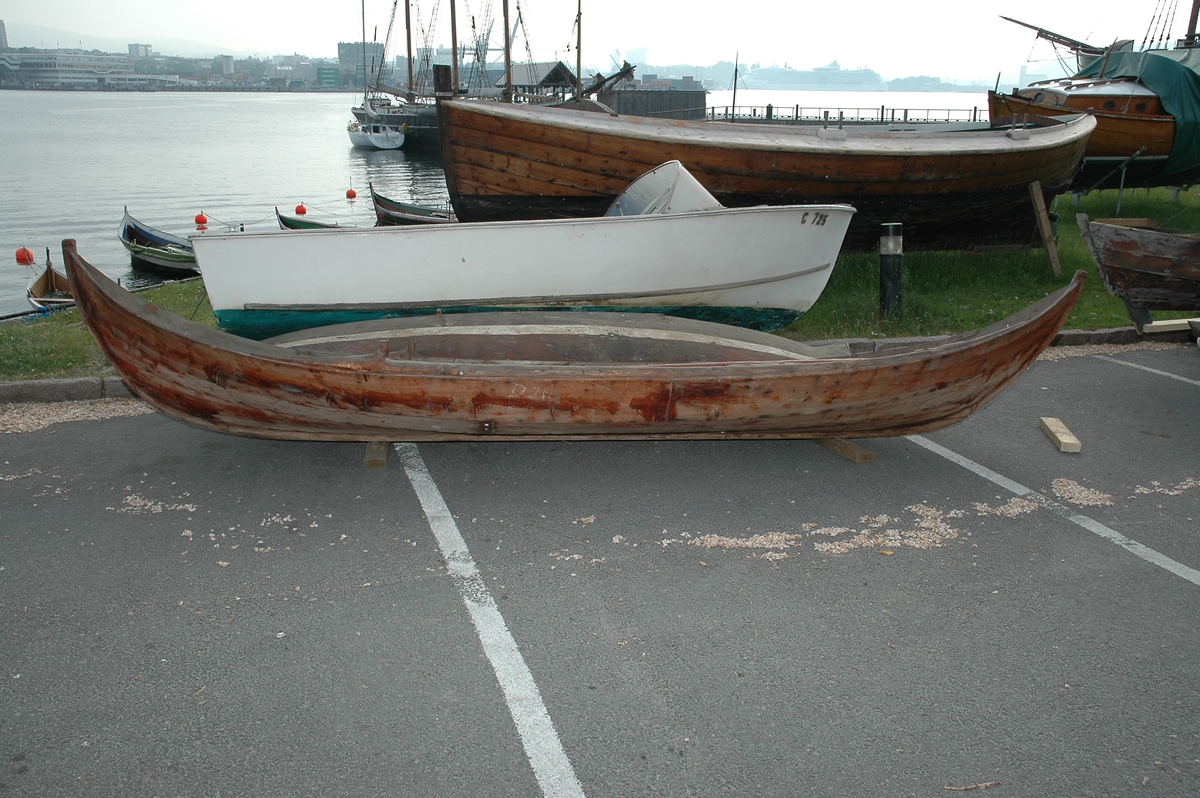 Samisk båt / skoltebask fra Varanger. Lang, smal robåt , primært for bruk i elv. Med øsekar og 2 årer.