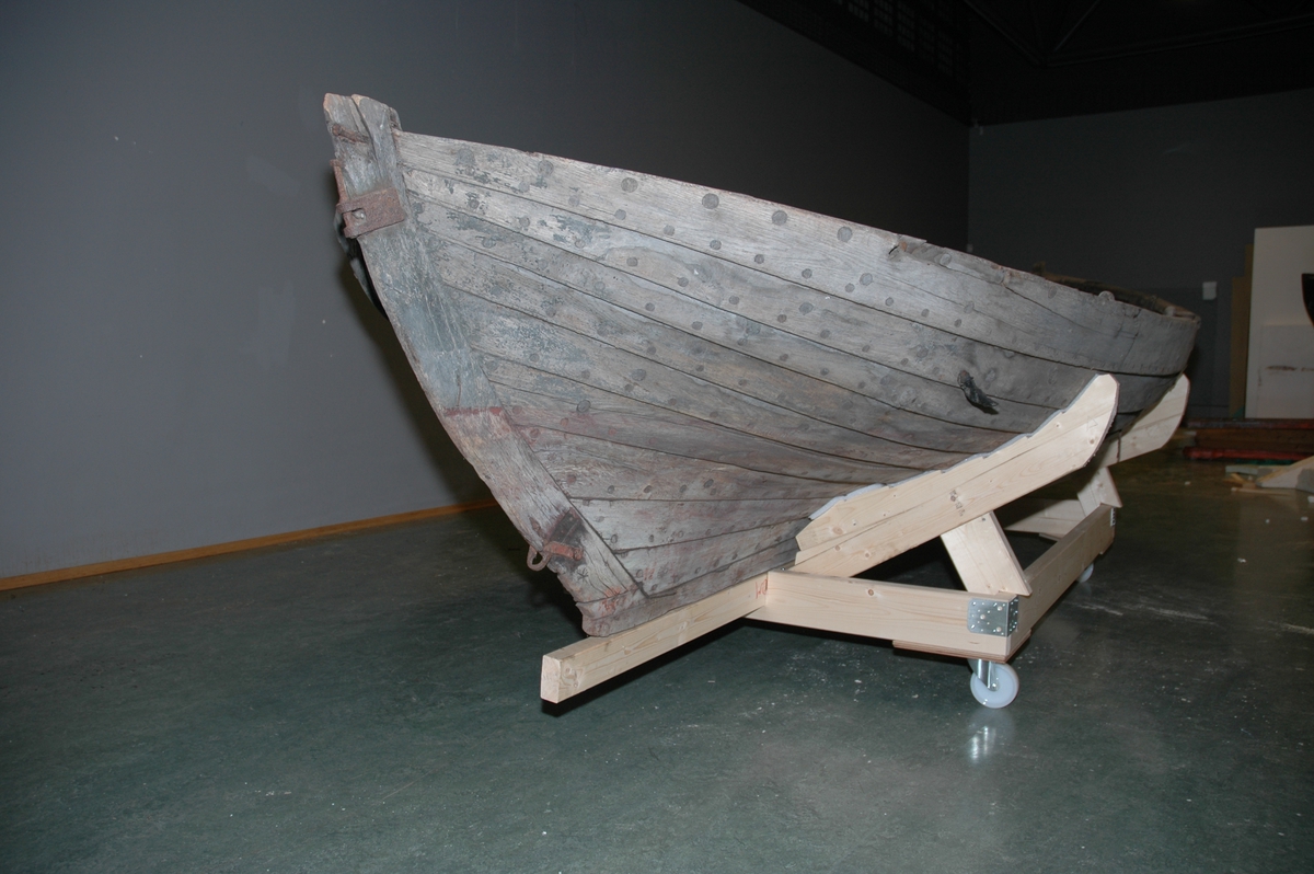 Sørøstnorsk ro- og seilsjekte av eldre type. Såkalt mellombåt. 1 par årer, tofter, mangler tiljer. Trenaglet