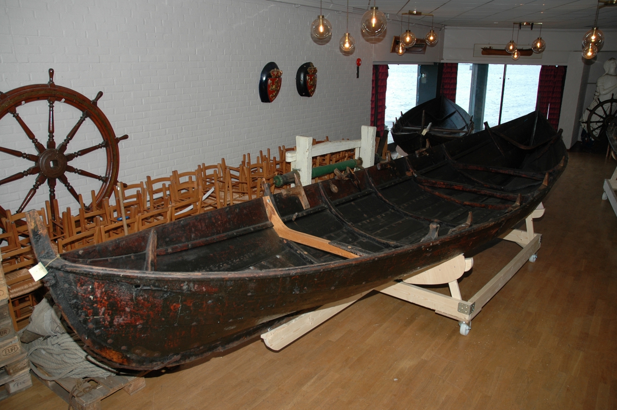 Åttring med nyere reparasjon. Fire keiper, et par årer, fem tiljer, tre tofter, ror, styrvol, mast og seil.