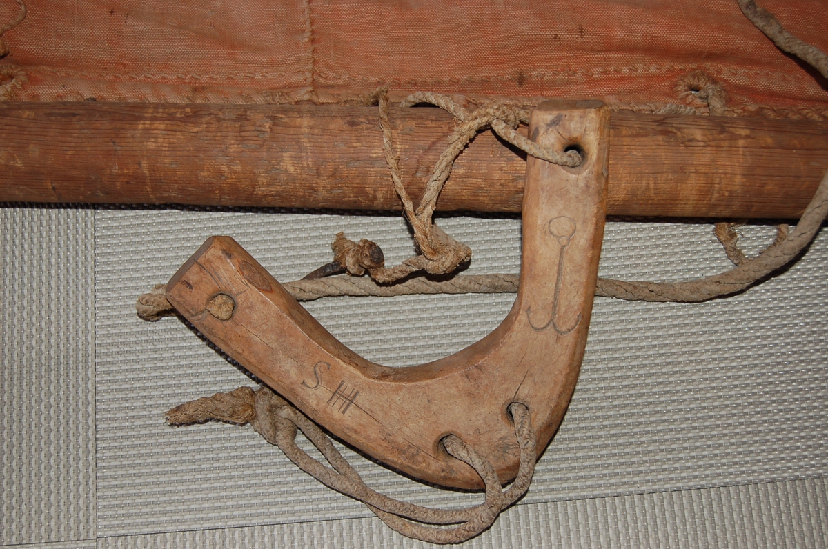 Åttring med nyere reparasjon. Fire keiper, et par årer, fem tiljer, tre tofter, ror, styrvol, mast og seil.