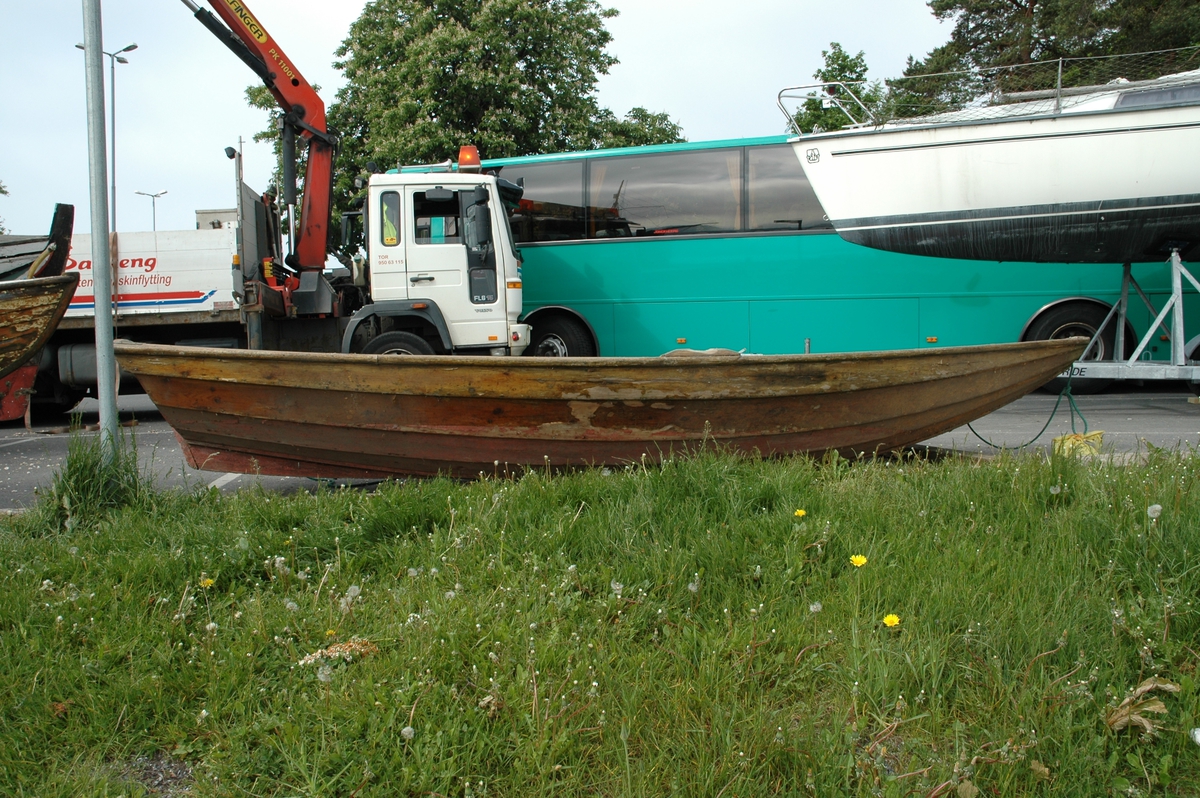 Prammen har tre tofter, fiskekum, plikt forut og akter, 4 bordganger på hver side,   utvendig bunnbord, sekundært feste for påhengsmotor på akterspeilet og tollegang for ett årepar. Ett par årer hører med. De er grå- og grønnmalte.  L=244cm. Innkommet sammen med NSM.11404 ( ruse ).