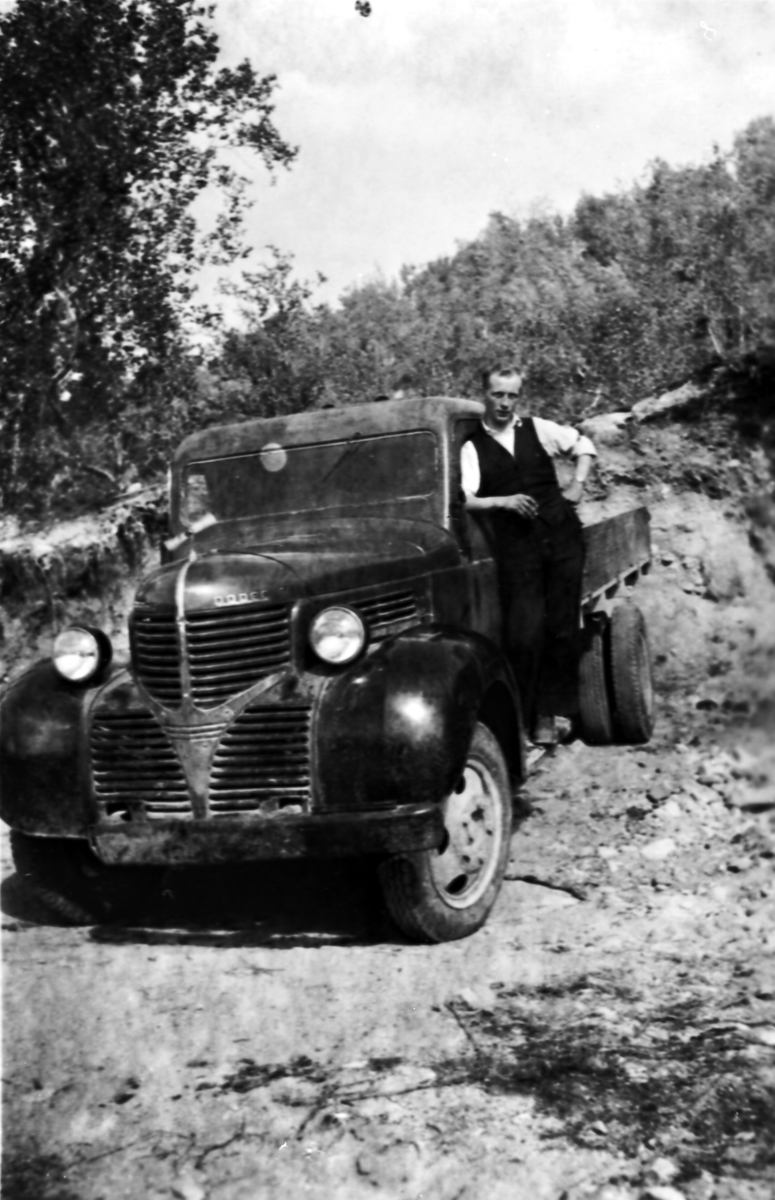 Maurits Ingebrigtsen ved siden av lastebil, en Dodge eller Fargo årsmodell 1939.