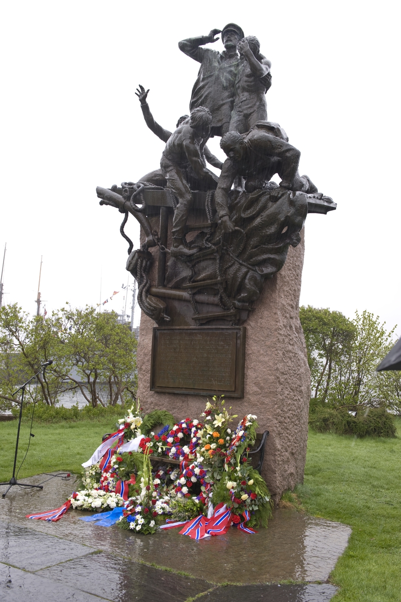 Monumentet forestiller et skipsmannskap på et synkende skip. Monumentet står på en høy stensokkel.