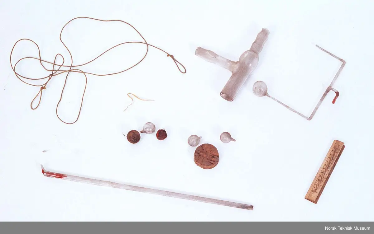 Diverse løse deler (Uidentifiserte) til forskjellige av gjenstandene i fysikksamlingen