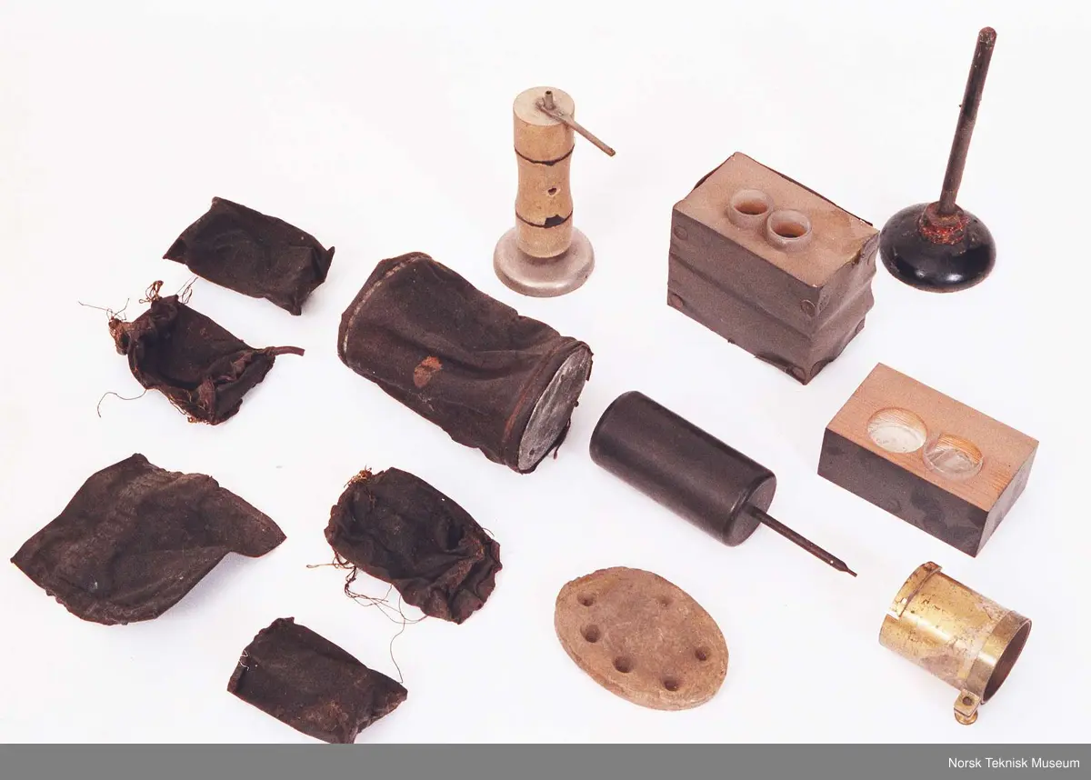 Diverse løse deler (Uidentifiserte) til forskjellige av gjenstandene i fysikksamlingen