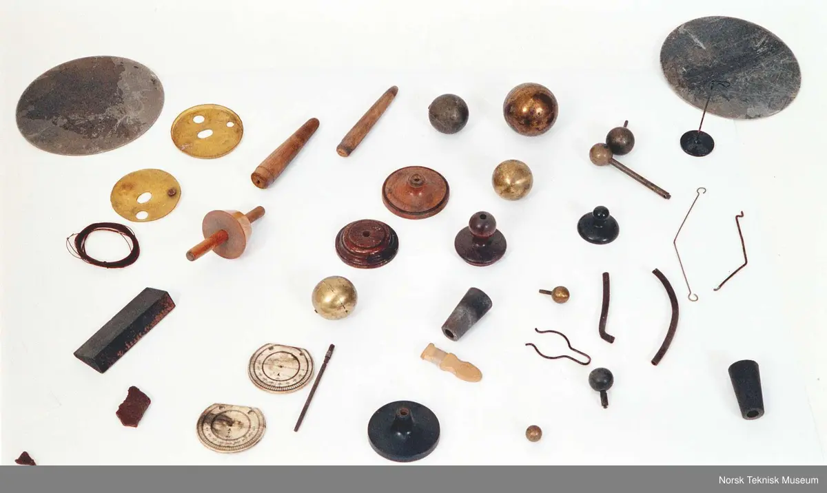 Diverse løse deler (Uidentifiserte) til forskjellige av gjenstandene i fysikksamlingen