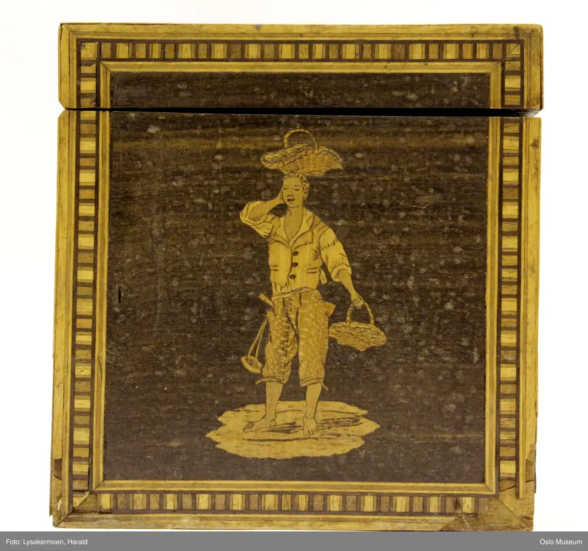 Alle fire sider og lokk har innlagte motiver i gullfargede og brune sjatteringer. (Se foto).