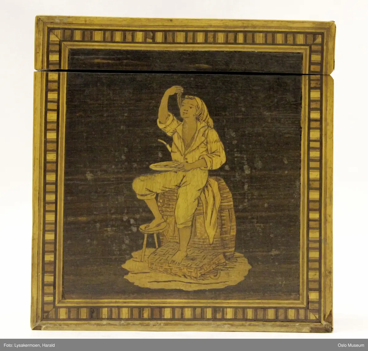 Alle fire sider og lokk har innlagte motiver i gullfargede og brune sjatteringer. (Se foto).