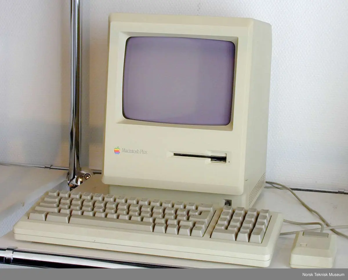Prosessor: Motorola 68000, 7,83 MHz.
32 bits databuss. 1 MB RAM. 128 kb ROM.
800 kb 3,5 " diskettsstasjon.
9 " 512 x 342 punkters matriseskjerm.
Tillegg: skriver, 20 MB harddisk.
Programvare:
 Tekstbehandling
 Database
 Kalkyler
 Diagram og grafikk
 kommunikasjon