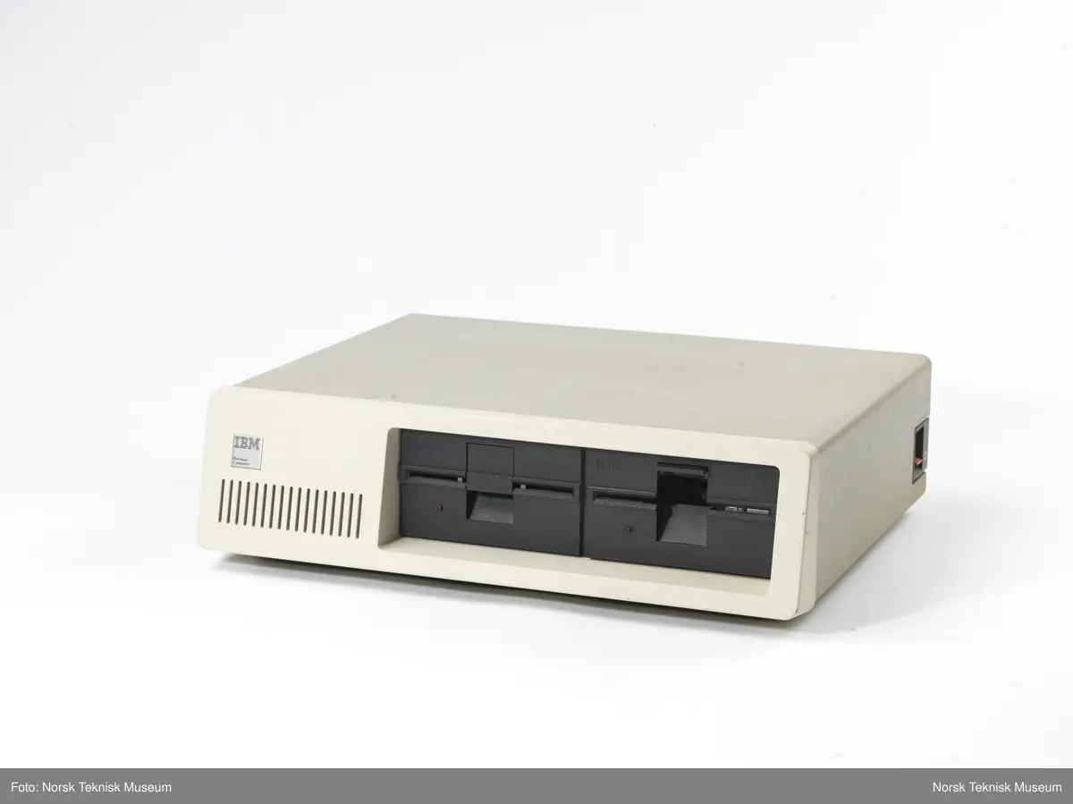 Prosessor: Intel 8088 8 bits, 4,77 Mhz
16 - 256 kb RAM, 5 1/4 " 160 kb diskettstasjon.
Monokrom eller fargeskjerm evt. fjernsynsapparat.
Operativsystem: MS- DOS.
Pris: (1983) 18000