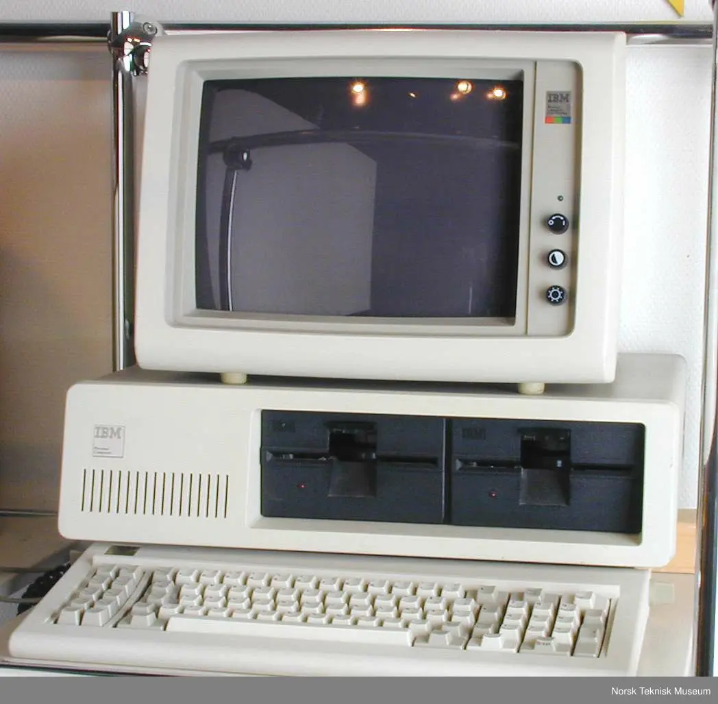 Prosessor: Intel 8088 8 bits, 4,77 Mhz
16 - 256 kb RAM, 5 1/4 " 160 kb diskettstasjon.
Monokrom eller fargeskjerm evt. fjernsynsapparat.
Operativsystem: MS- DOS.
Pris: (1983) 18000