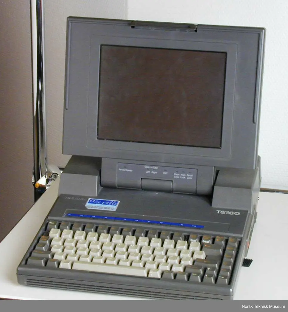 Maskinen er fullt operativ og med fungerende installert programvare. Maskinen har 655360 bytes minne (640 kb). MS- DOS versjon 5.0 (1991), Word Perfect versjon 4.2 og Microsoft Windows versjon 3.0 (1990) er installert. Harddisken er totalt på 21204992 bytes  (21 Megabytes). Prosessoren er en Intel 80286, 8 MHz med CGA grafikkort. Diskettstasjonen tar 360K 3,5 " disketter. 101 tasters tastatur. BIOS datert 07.11.1986. I tillegg følger det med mus. Det følger også med mus, bruksanvisning og bæreveske.