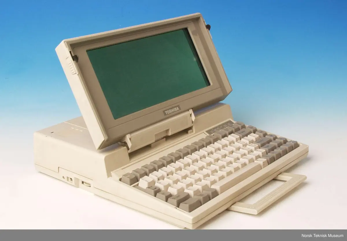 2.gen. bærbar mikrodatamaskin m/10" LCD skjerm og 3,5" diskettstasjon. 
Strømforbruk: 12 VDC, 2,2A