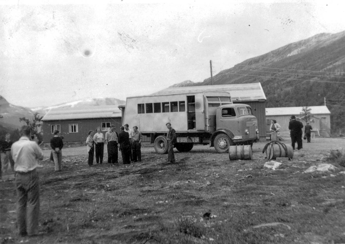 Ungdommer fra Sappen på biltur med Jakob Lilans bil, en Commer lastebil med busshus, ny model av 1948. Oksfjordhamn, Nordreisa, 1950.