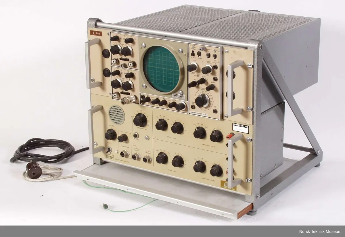 Består av:
Double Beam Oscilloscope.
+ Time-Base/X Amplifier, sub-unit type CX 1443
+ Wide-Band Y Amplifier, sub-unit type CX 1442