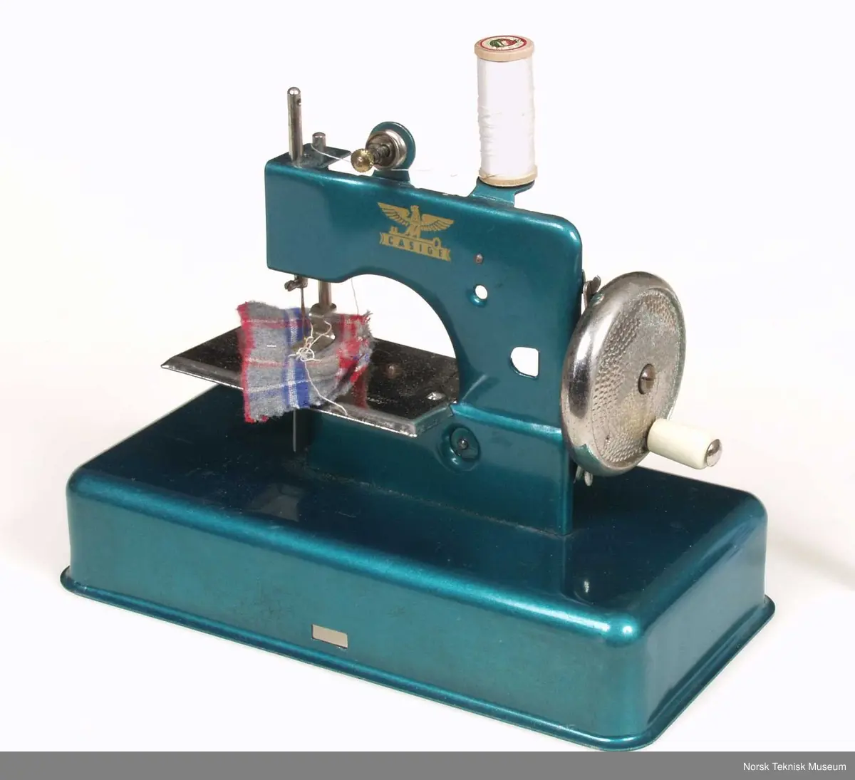 Symaskin med original eske. Bruksanvisning i esken