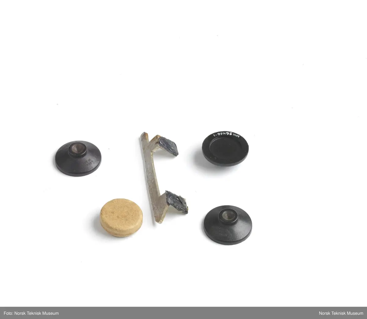Deler til vekt; liten pappeske med én glassbit og én metallbit. Tre plastføtter til kabinett og én metalldel.