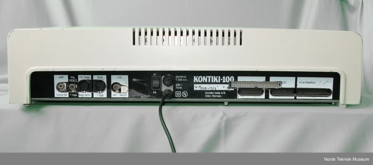 Prosessor: Zilog Z80 A, 4 MHz.
Minne: 8 kb ROM, 64 kb RAM
2 x 800 kb 5 1/2 " diskettstasjoner.
256 farger skjerm 3 kanals lyd. Operativsystem: CP/M. 70 W strømforbruk. 