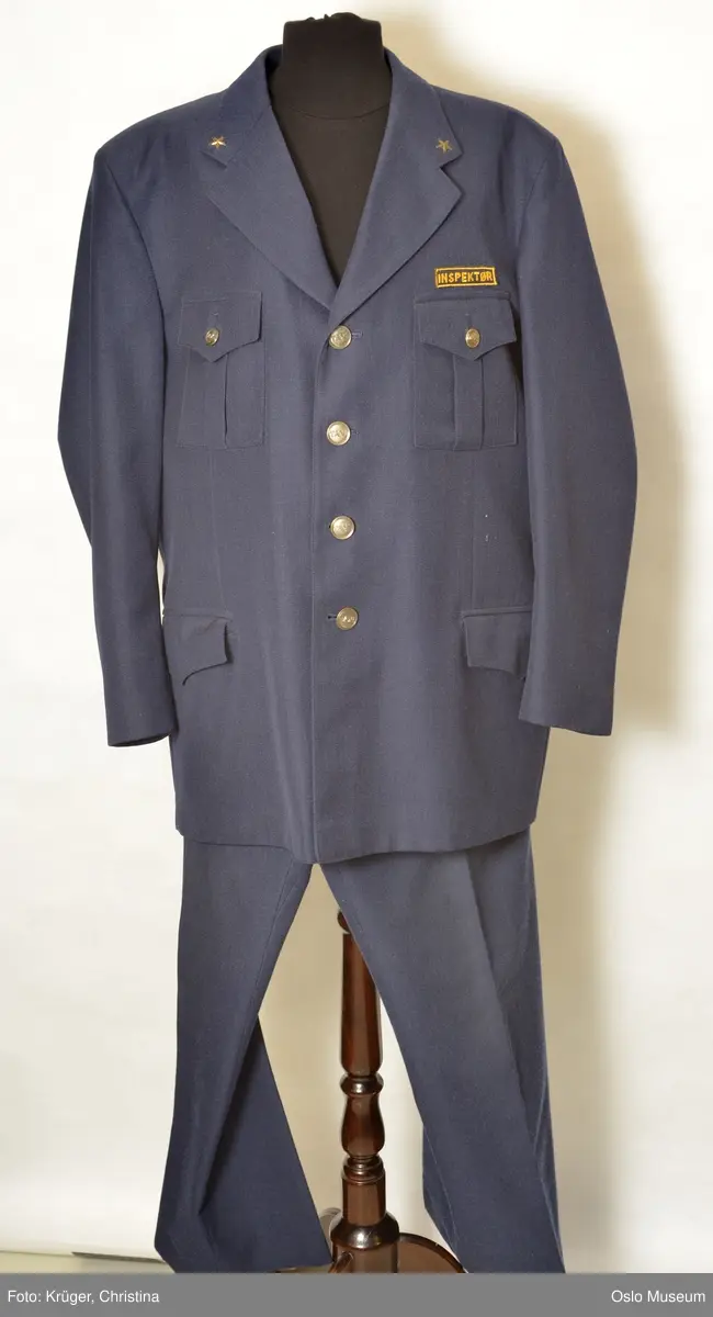Uniform for Taxi inspektør. Taxi uniformen består av lyseblå skjorte med Taxi merke, et blått slips med Taxi logo, en bukse med PELLY merke og en blå jakke i str. 46 og en lue/hatt.