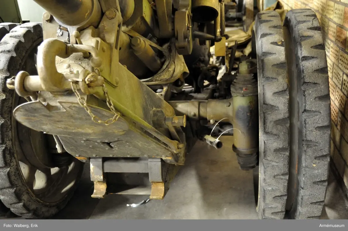 7,5 cm luftvärnskanon m/1930, system Bofors.
Sikte m/1930, följevisarsystem. 

Består av: 
1 st luftvärnskanon, 
1 st kammarfodral, 
1 st pjäskapell, bakre del, 
1 st pjäskapell, främre del, 
1 st siktfodral.