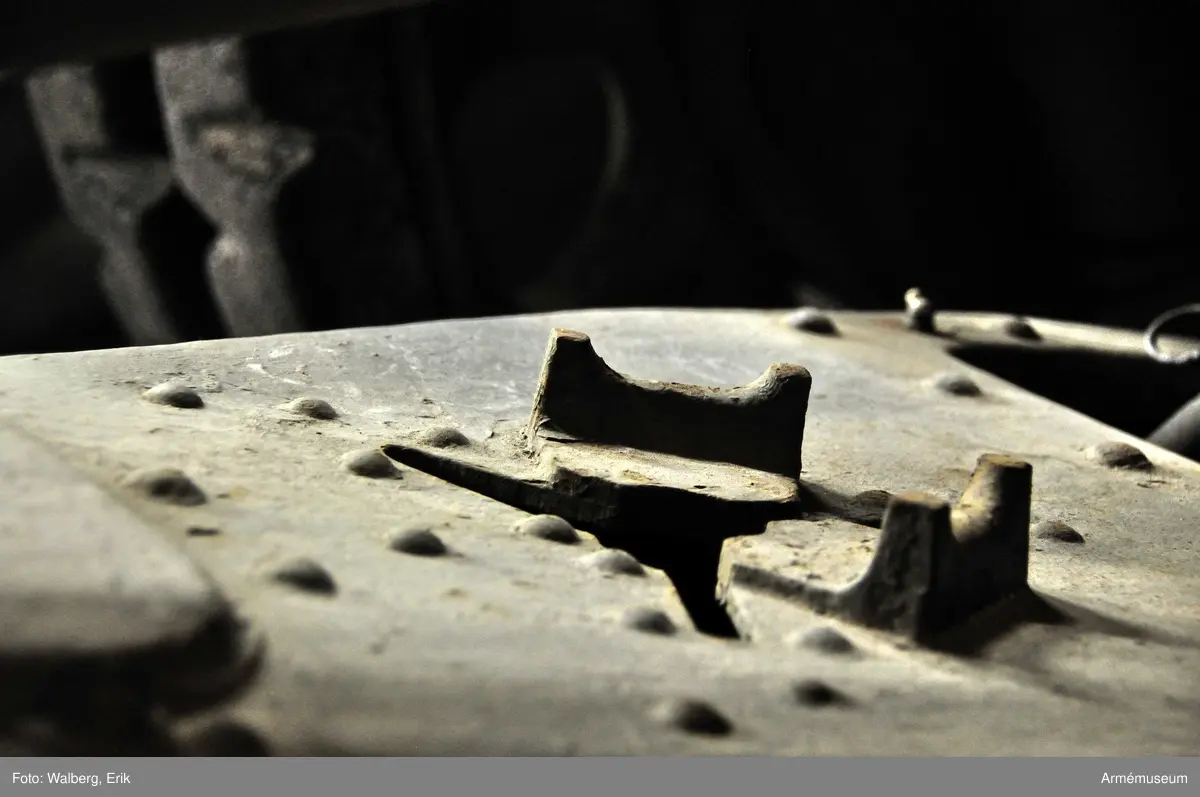 7,5 cm luftvärnskanon m/1930, system Bofors.
Sikte m/1930, följevisarsystem. 

Består av: 
1 st luftvärnskanon, 
1 st kammarfodral, 
1 st pjäskapell, bakre del, 
1 st pjäskapell, främre del, 
1 st siktfodral.