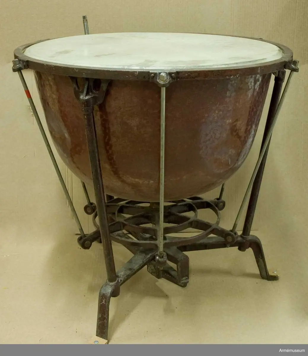 Ett stämbart slaginstrument i form av en kopparkittel, överspänd med kalvskinn (ryggen). Märkt på yttre stödet "Lefima, original". Se 6/3 1980 nr 235.